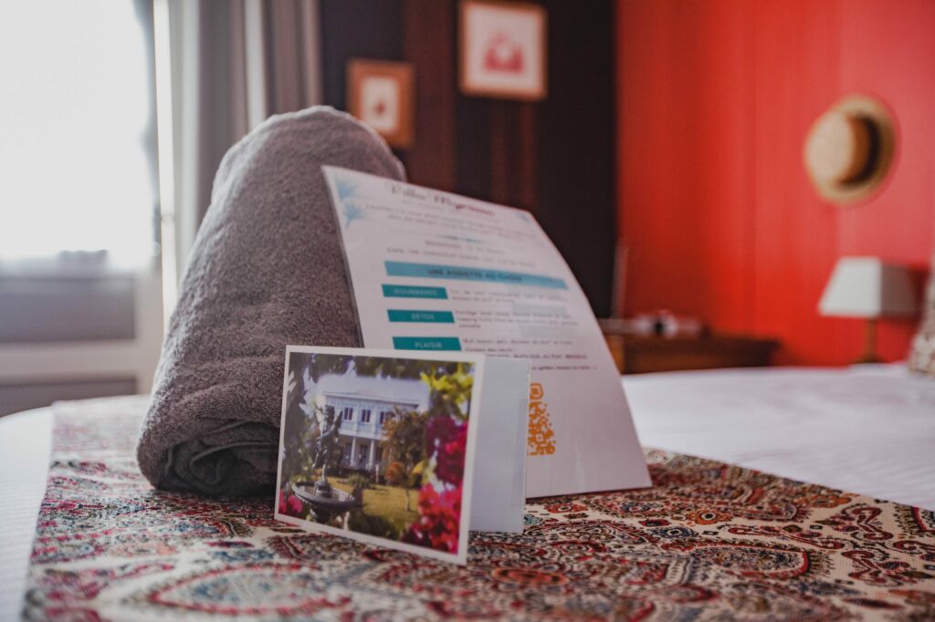 Détail du lit et des attentions d’accueil de la chambre Marie