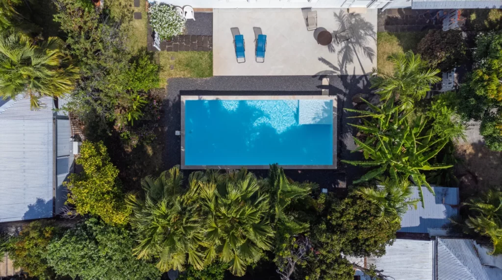Vue aérienne de la piscine et du jardin tropical de la Villa Myriam