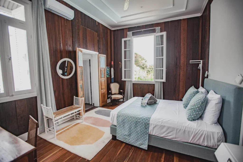 Chambre Chloé, boiseries et tonalités turquoise
