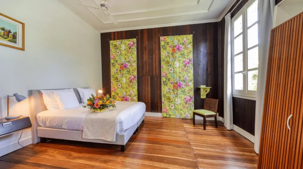 Chambre Coralie, lit king size et tentures fleuries