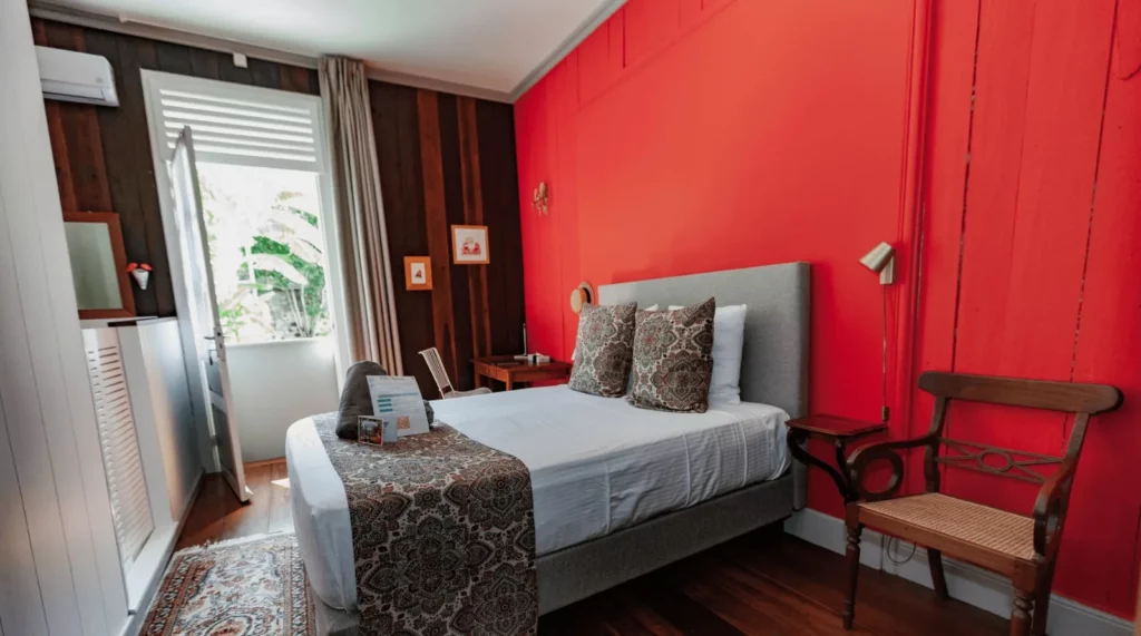 Chambre Marie, cocon chaleureux aux tonalités rouges