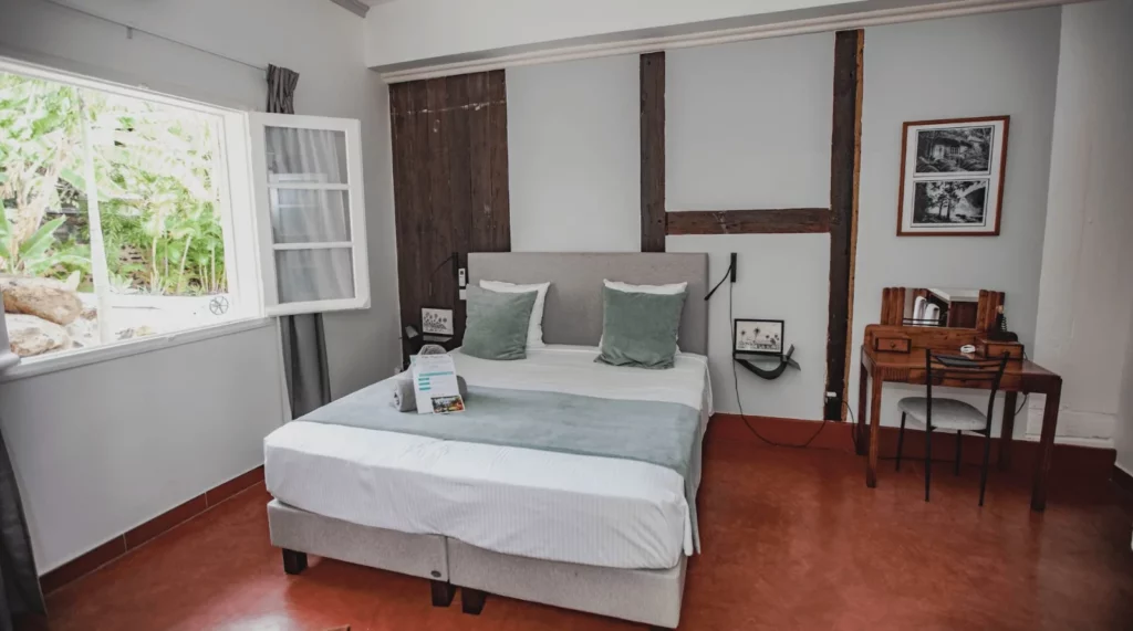 Chambre Muriel, lit king size ouvert sur le jardin