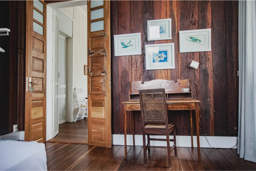 Espace de travail et portes anciennes de la chambre Chloé