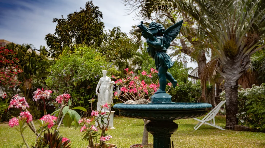 Statue au milieu des fleurs du jardin