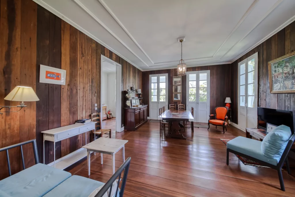 Salle à manger en boiseries de la Villa Myriam
