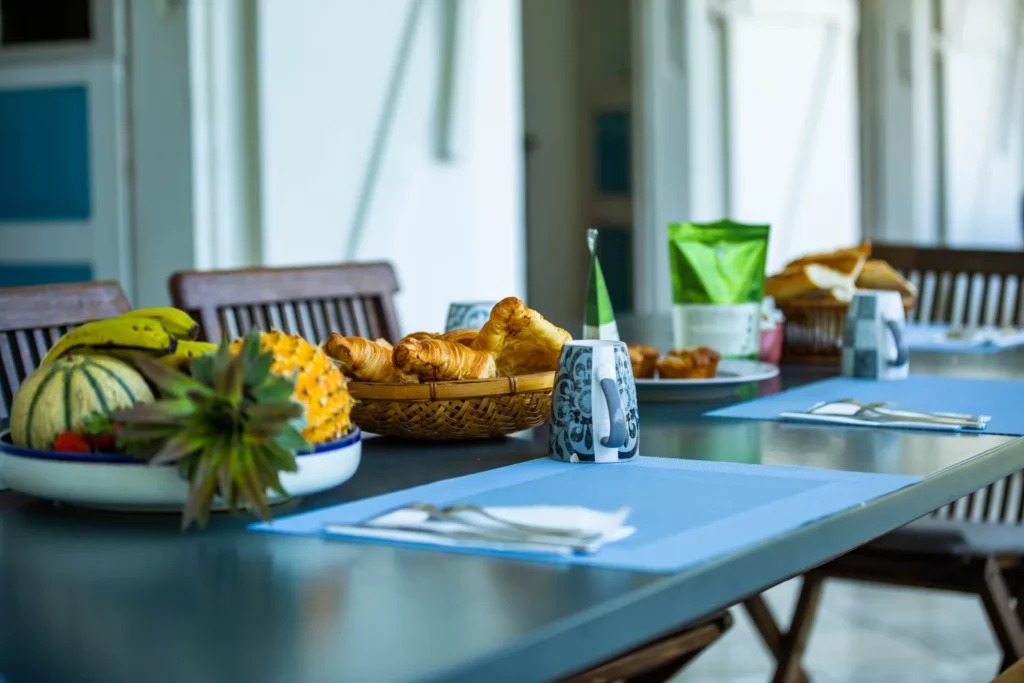 Panier de viennoiseries du petit-déjeuner