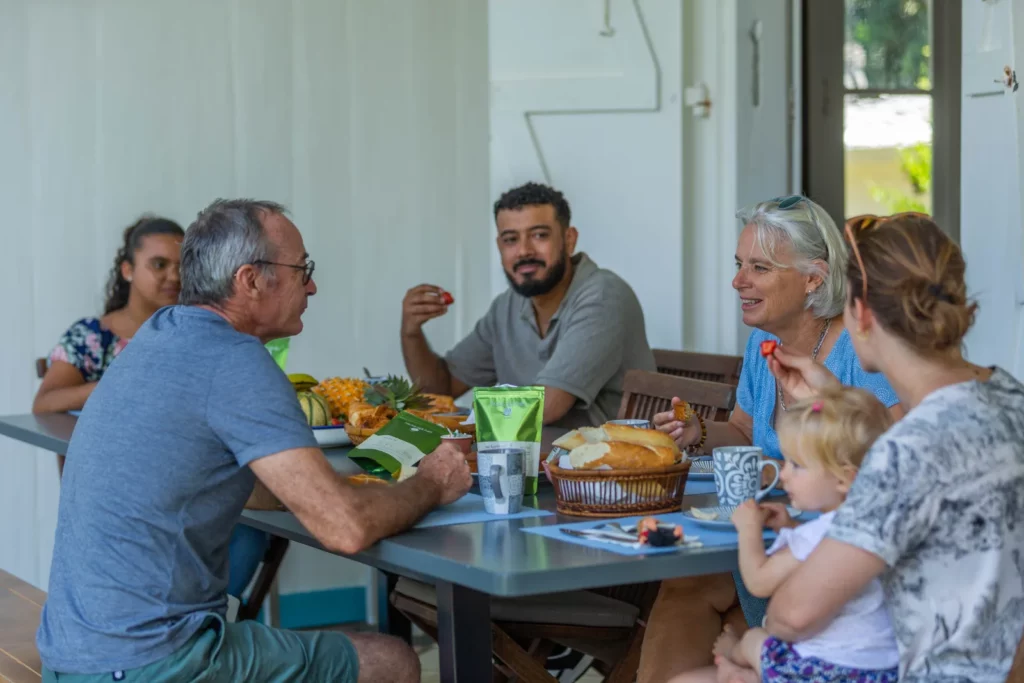 Petit-déjeuner servi sous la varangue de la Villa Myriam