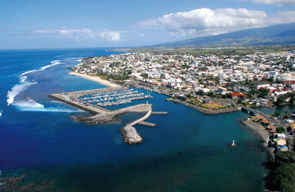 Vue aérienne de Saint-Pierre : le port de plaisance, la plage et le centre-ville