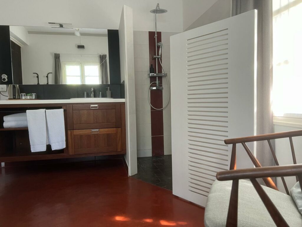 Douche à l'italienne et plan vasque de la chambre Muriel — Villa Myriam, Saint-Pierre