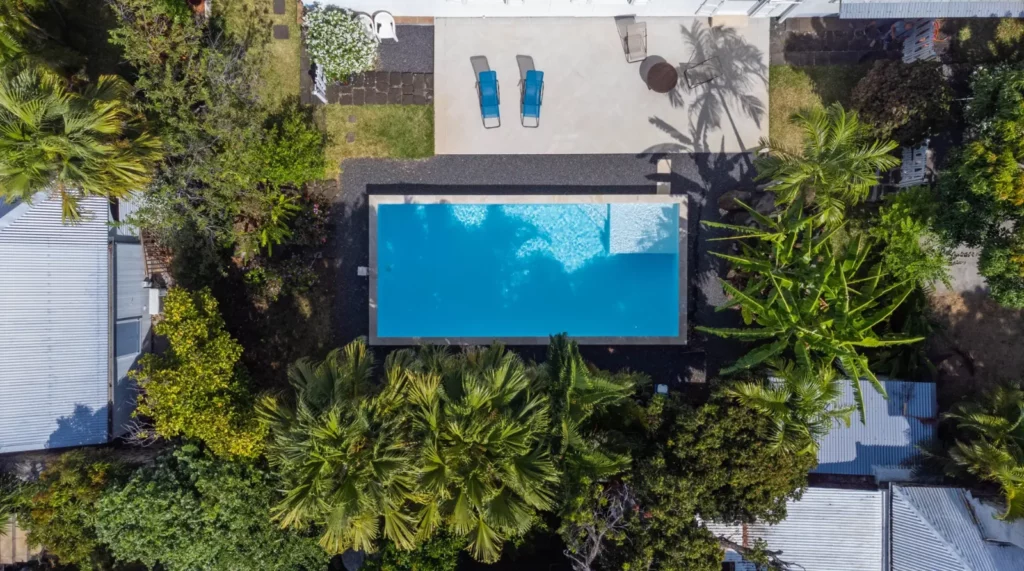 Vue aérienne de la Villa Myriam et de son jardin tropical au centre de Saint-Pierre