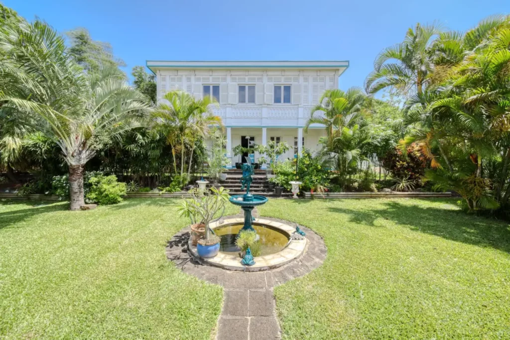La Villa Myriam vue depuis le jardin, avec sa fontaine