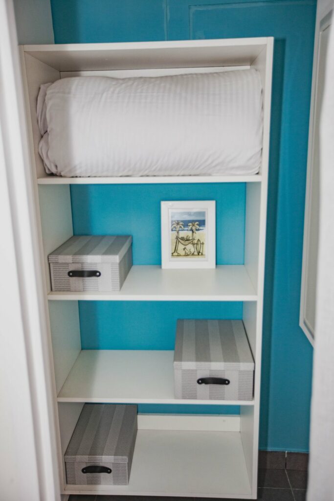 Niche turquoise et linge de toilette de la chambre Chloé — Villa Myriam, Saint-Pierre