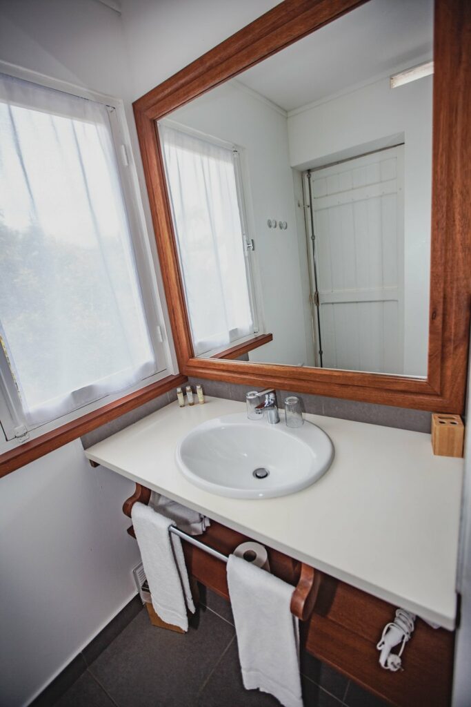 Vasque d'angle et miroir de la chambre Chloé, sous la fenêtre — Villa Myriam, Saint-Pierre